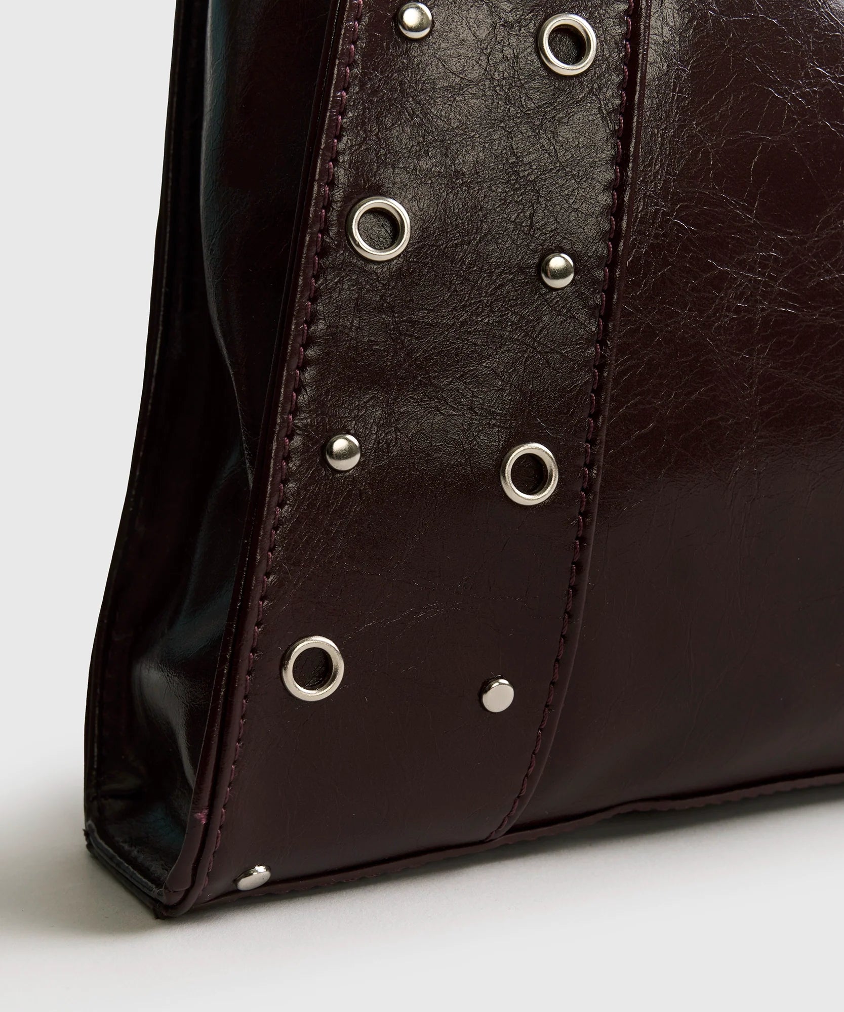 Cartera De Hombro Charol Eyelets