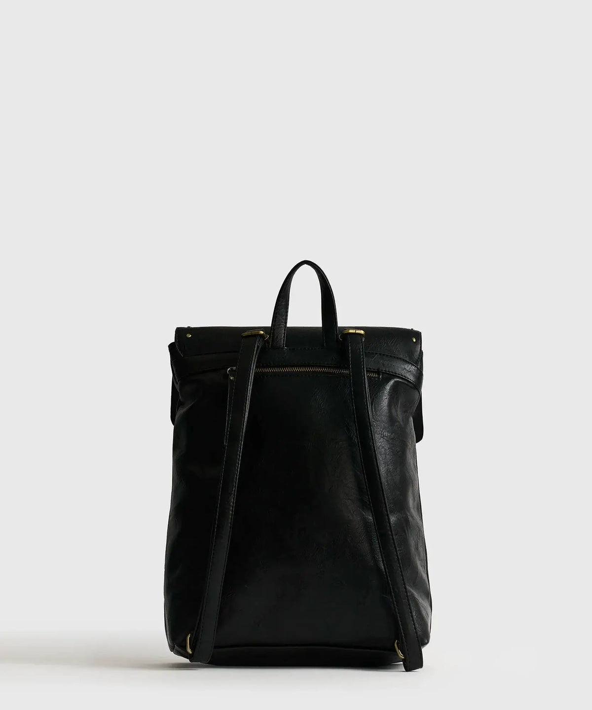Mochila Notebook Tachas Lounge, mochila negra de cuero con tirantes, ideal para computadoras de hasta 15 pulgadas.