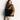 Mujer con Cartera Tote Notebook Fake Suede Tachas negra, detalles de tachas, marca Lounge, estilo moderno.