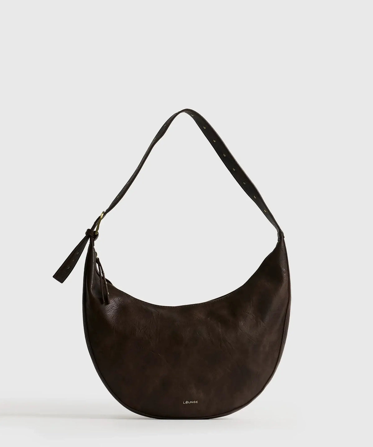 Cartera De Hombro Boheme de Lounge en color café, con strap ajustable y detalles de tachas.
