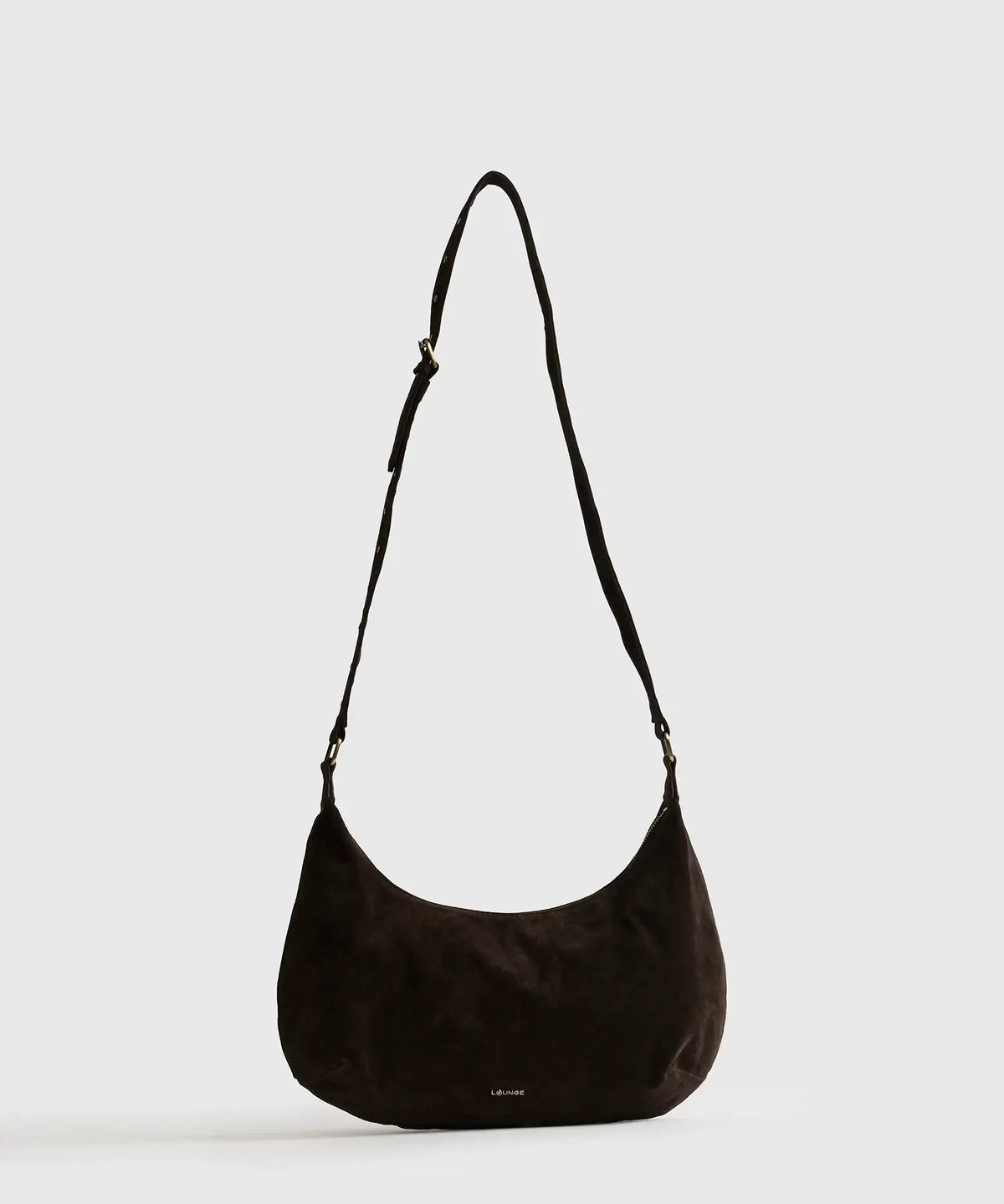 Cartera Bandolera Fake Suede Boheme café de Lounge, con diseño de medialuna y strap con tachas, ideal para un estilo bohemio.