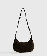Cartera Bandolera Fake Suede Boheme café de Lounge, con diseño de medialuna y strap con tachas, ideal para un estilo bohemio.