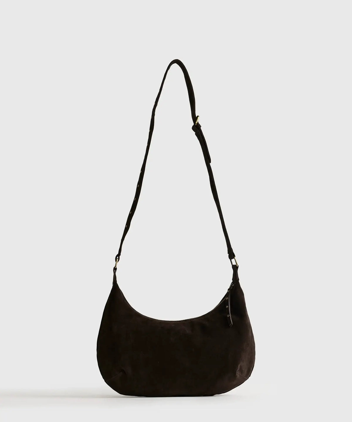Cartera Bandolera Fake Suede Boheme de Lounge, en fake suede color negro con strap ajustable y diseño contemporáneo.