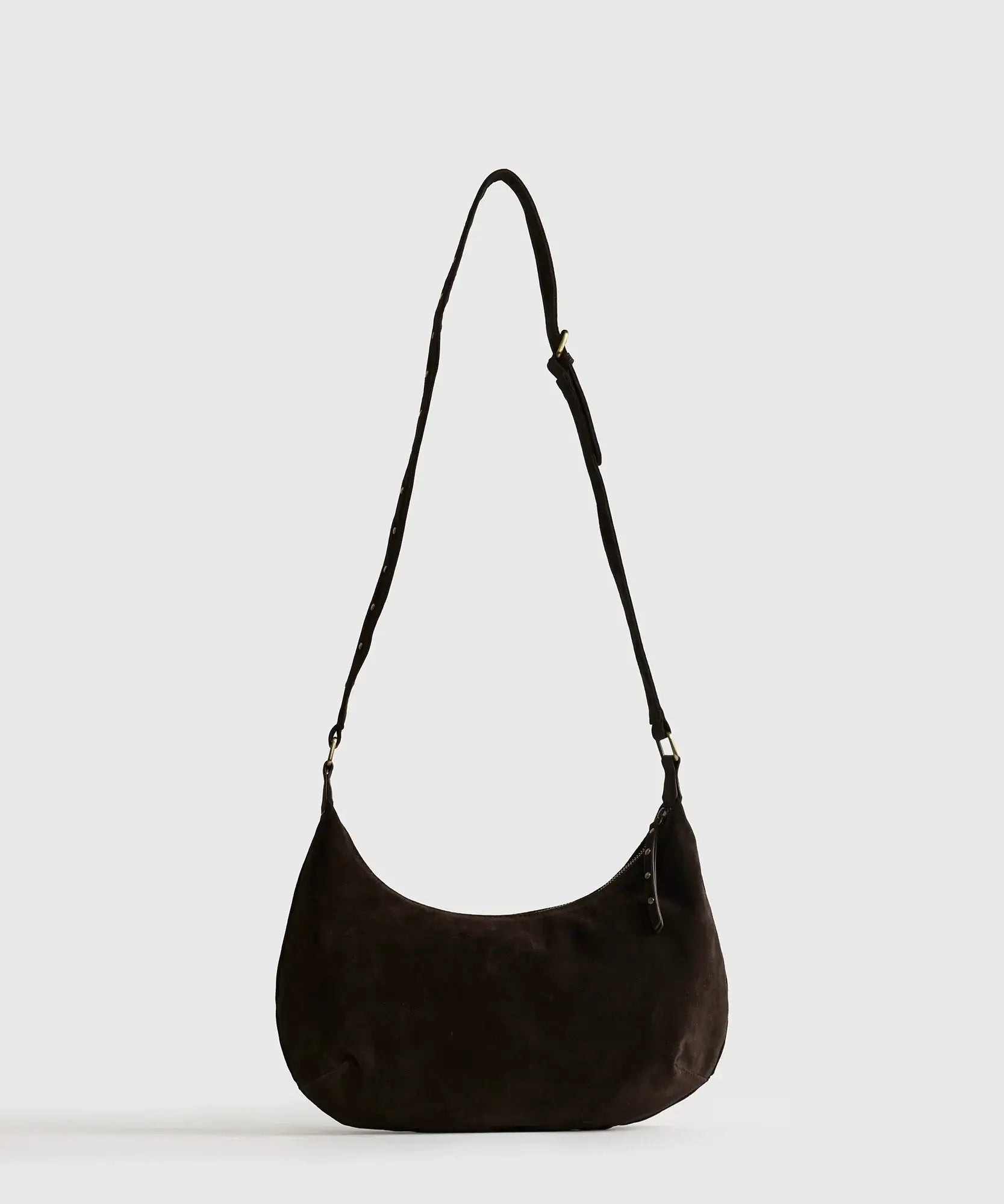 Cartera Bandolera Fake Suede Boheme de Lounge, en fake suede color negro con strap ajustable y diseño contemporáneo.