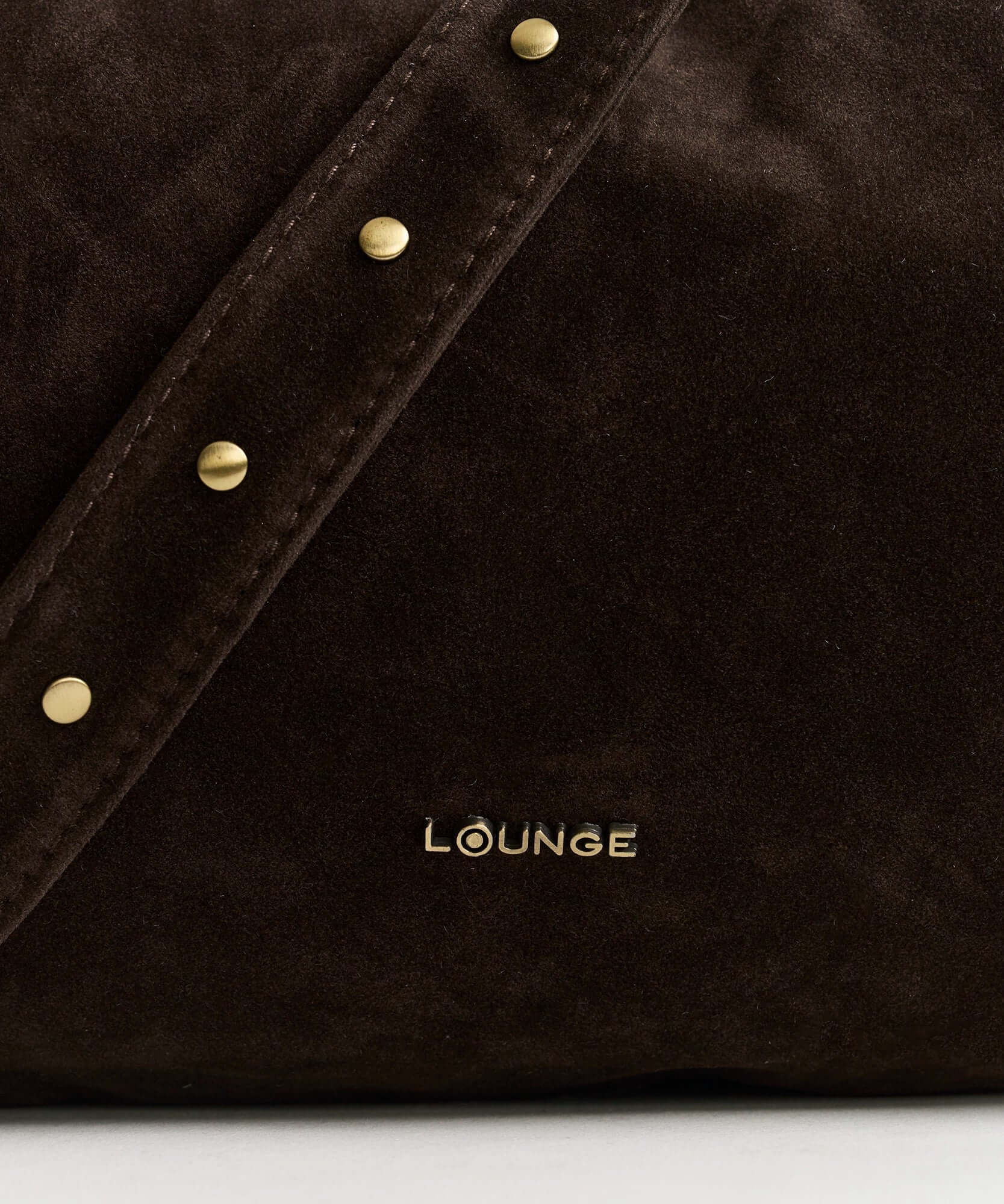 Cartera Bandolera Fake Suede Boheme de Lounge, detalle del material fake suede y tachuelas doradas.