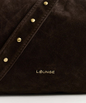 Cartera Bandolera Fake Suede Boheme de Lounge, detalle del material fake suede y tachuelas doradas.