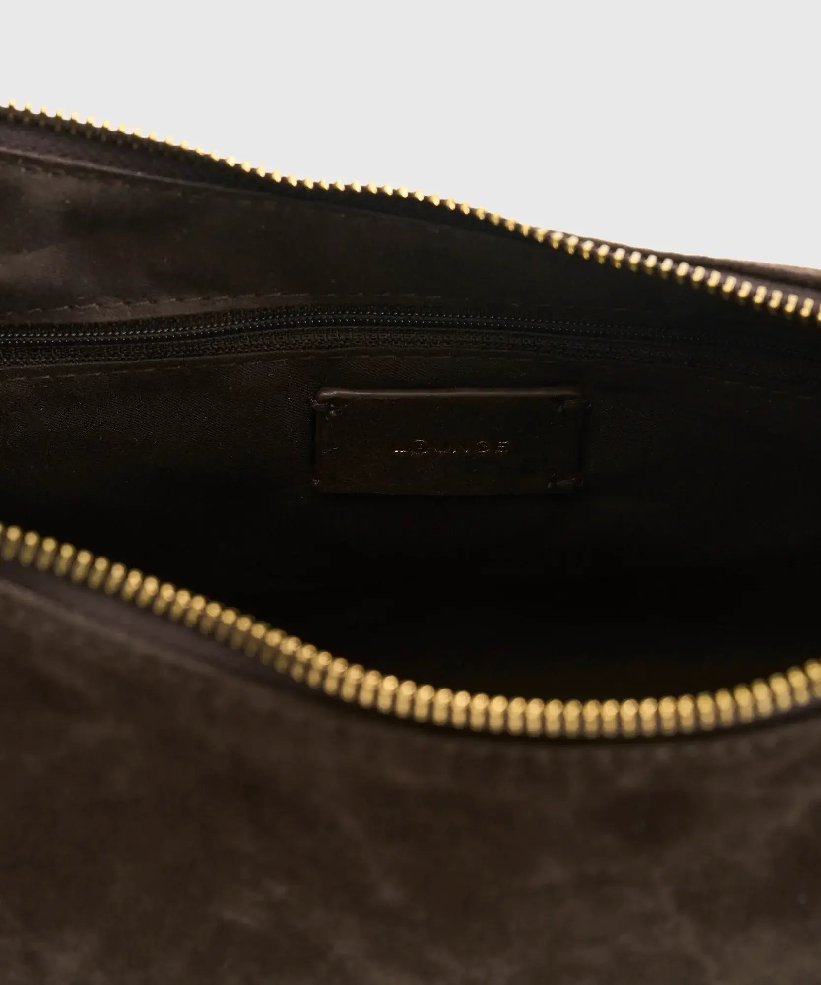 Interior de la Cartera Bandolera Fake Suede Boheme de Lounge, mostrando el bolsillo con cierre en suede oscuro.