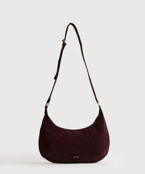 Cartera Bandolera Fake Suede Boheme en burdeos de Lounge, con diseño de medialuna y strap con tachas.
