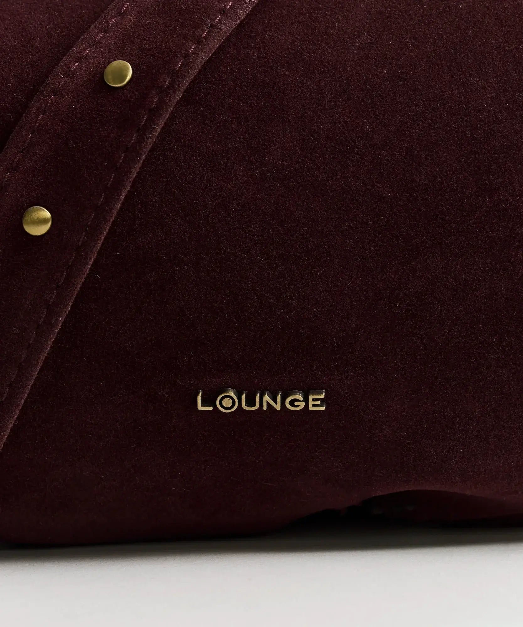 Cartera Bandolera Fake Suede Boheme de Lounge con detalle de tachas y logotipo dorado.