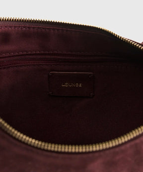 Cartera Bandolera Fake Suede Boheme interior con etiqueta Lounge y cierre de calidad.