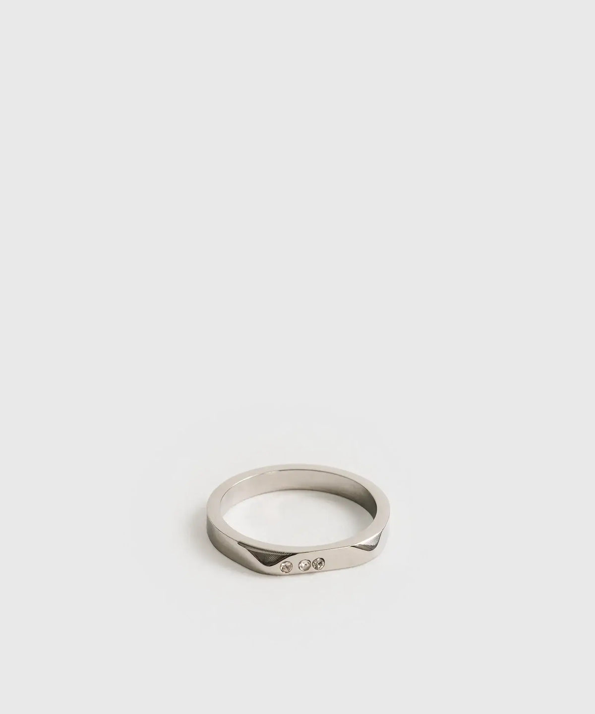 Anillo Piedras de Lounge, diseño básico con tres piedras, elegante y moderno para cualquier ocasión.