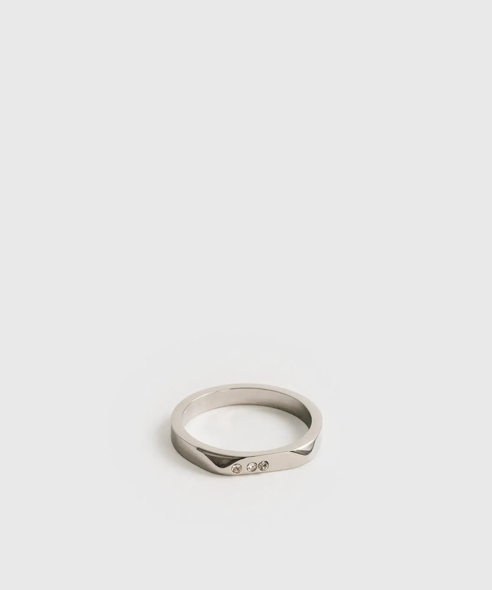 Anillo Piedras de Lounge, diseño básico con tres piedras, elegante y moderno para cualquier ocasión.