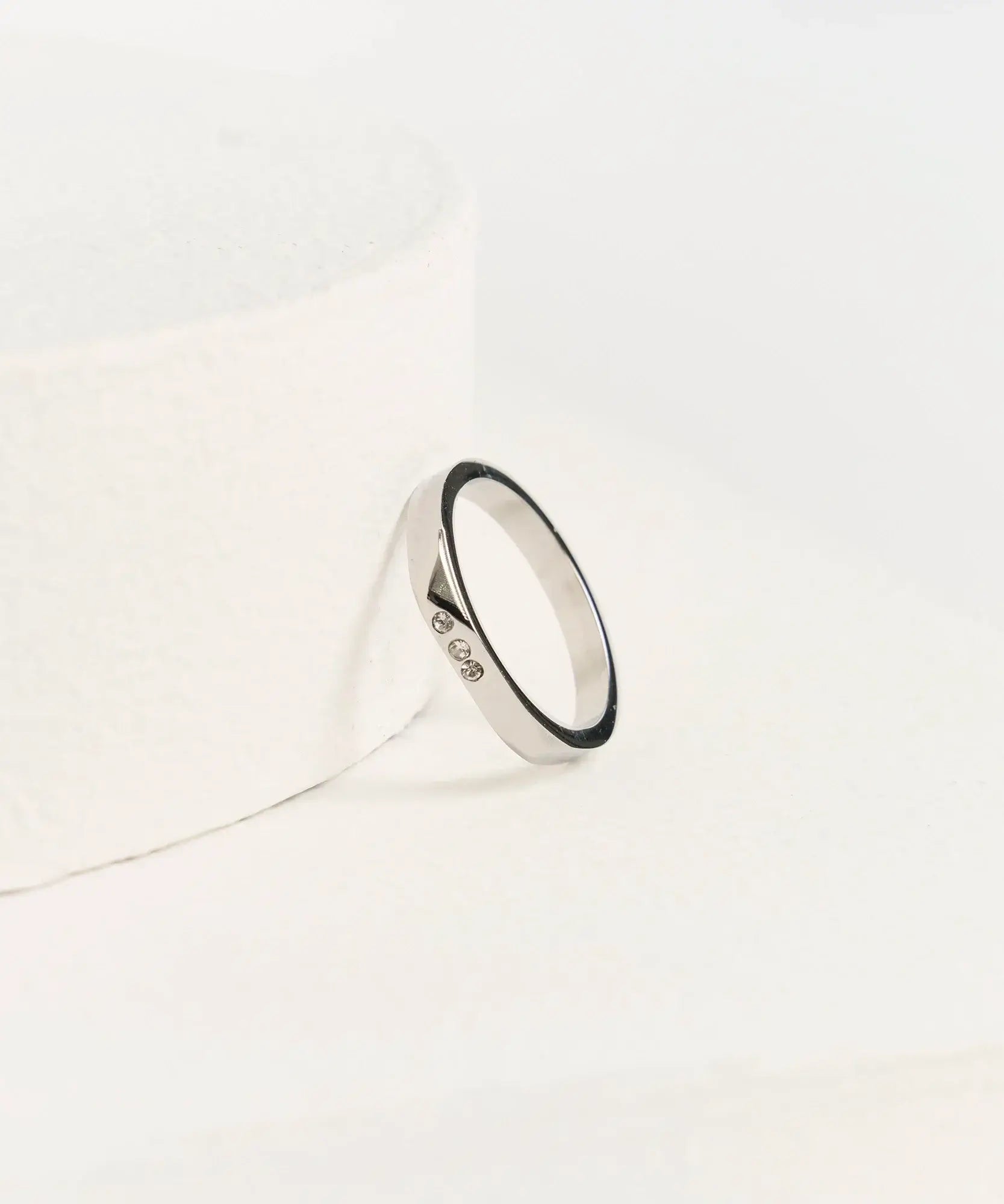 Anillo Piedras de Lounge, básico con tres piedras, elegante y moderno accesorio de joyería.