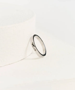 Anillo Piedras de Lounge, básico con tres piedras, elegante y moderno accesorio de joyería.