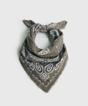 Bandana Paisley Soft de Lounge en color gris, ideal para elevar cualquier look y accesorios de moda.