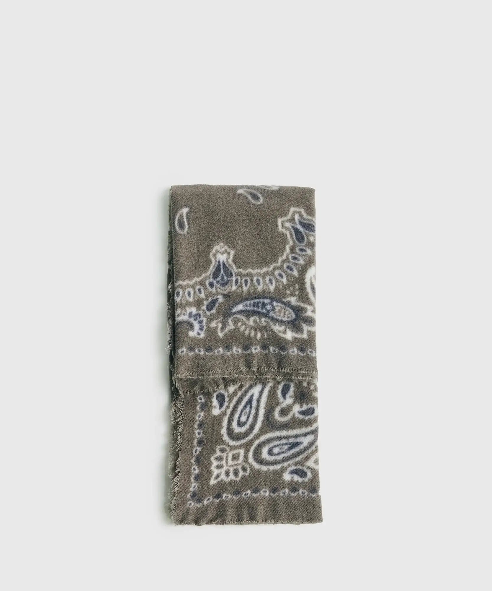 Bandana Paisley Soft de Lounge, suave y elegante, ideal para elevar cualquier look. Medida 66 x 66 cm.