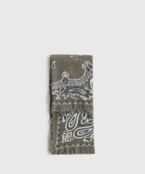 Bandana Paisley Soft de Lounge, suave y elegante, ideal para elevar cualquier look. Medida 66 x 66 cm.