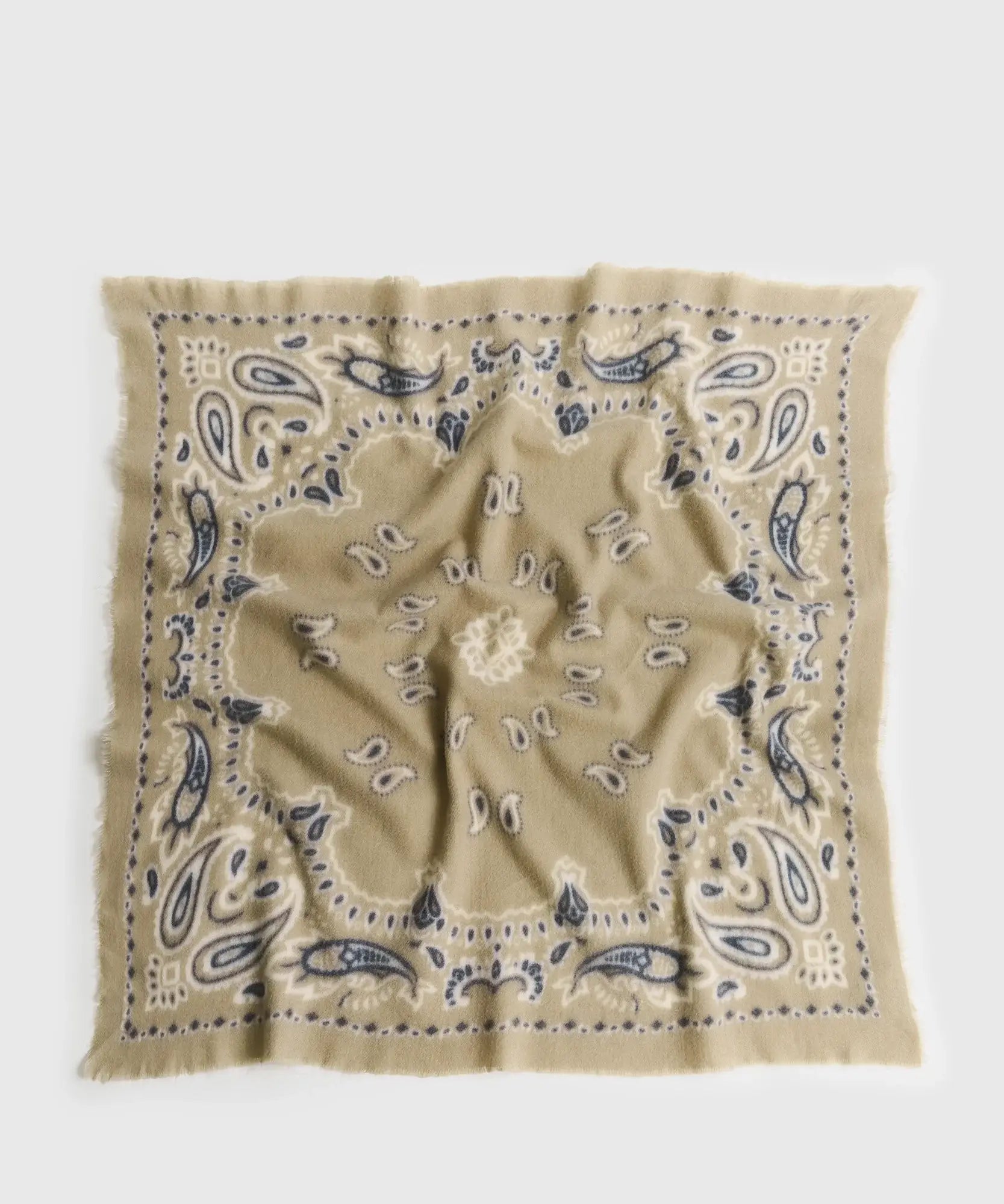Bandana Paisley Soft de Lounge en color beige con diseño paisley elegante, ideal para elevar cualquier look.
