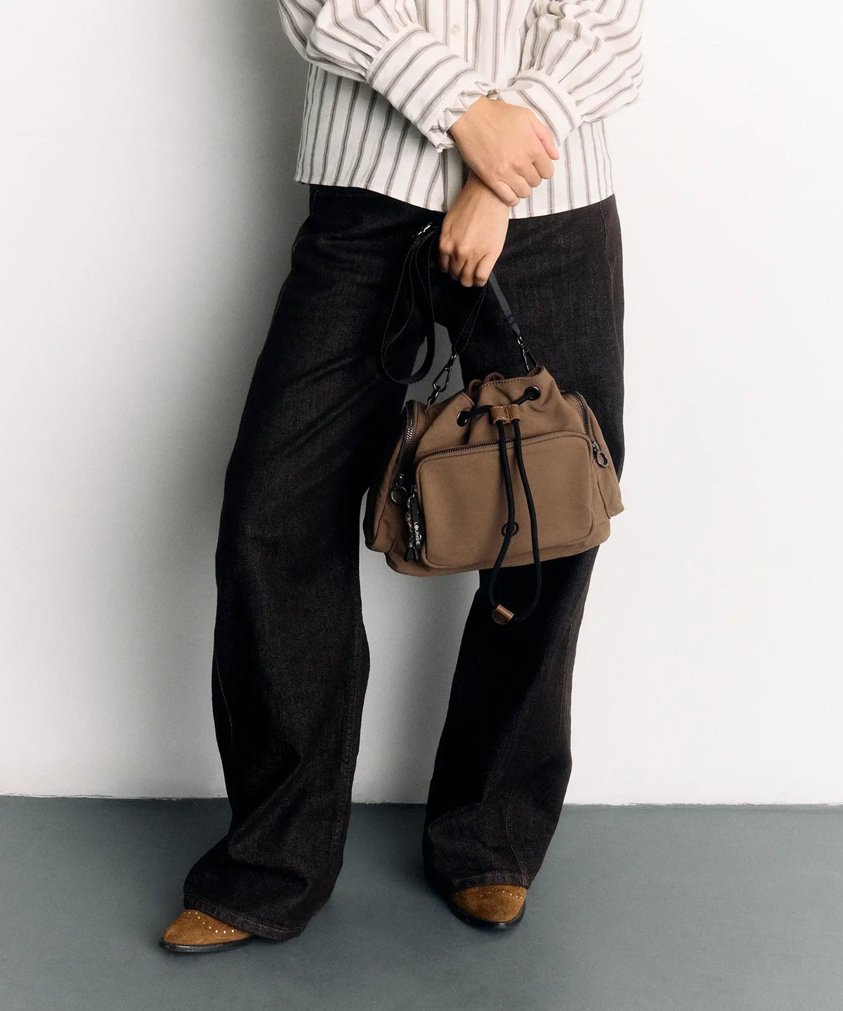 Cartera De Hombro Ajustable Urban de Lounge, nylon tipo parka, diseño ajustable y bolsillos funcionales.