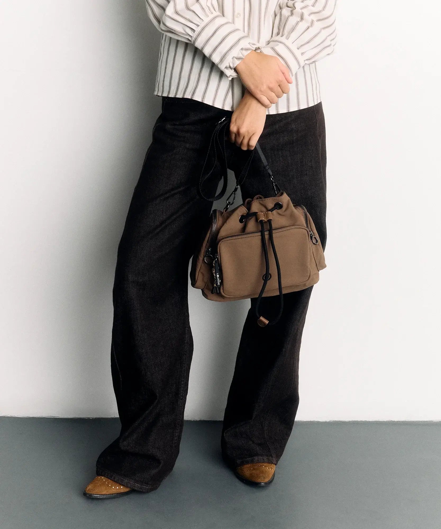 Cartera De Hombro Ajustable Urban de Lounge, nylon tipo parka, diseño ajustable y bolsillos funcionales.