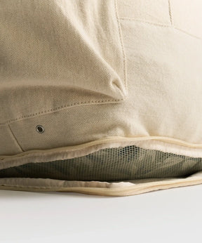 Bolso Playero Antiarena de Lounge, mostrando textura y malla antiarena en la parte inferior del compartimento.