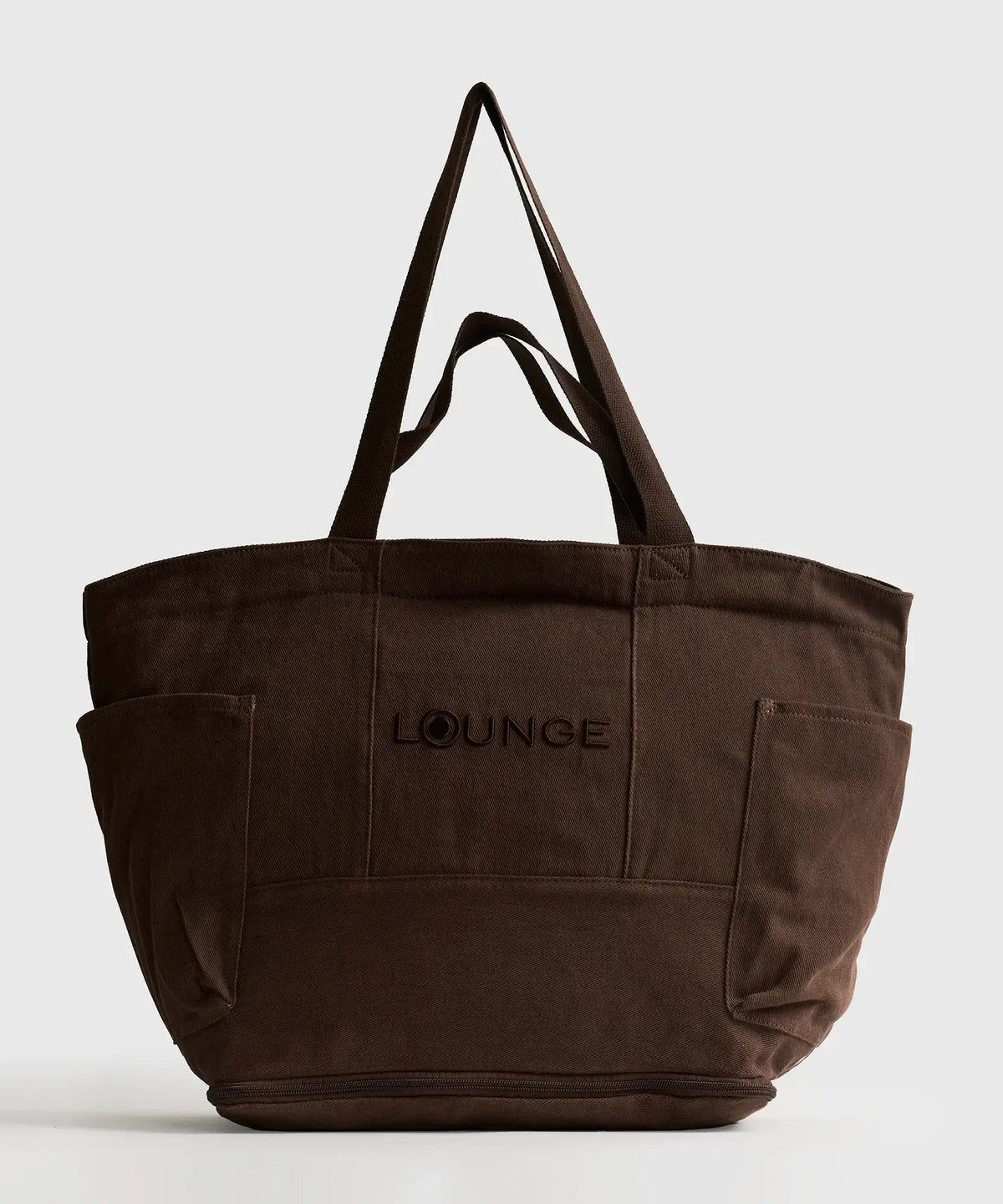 Bolso Playero Antiarena color Café de la marca Lounge con múltiples bolsillos y malla antiarena para una mejor organización.