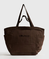 Bolso Playero Antiarena color Café de la marca Lounge con múltiples bolsillos y malla antiarena para una mejor organización.