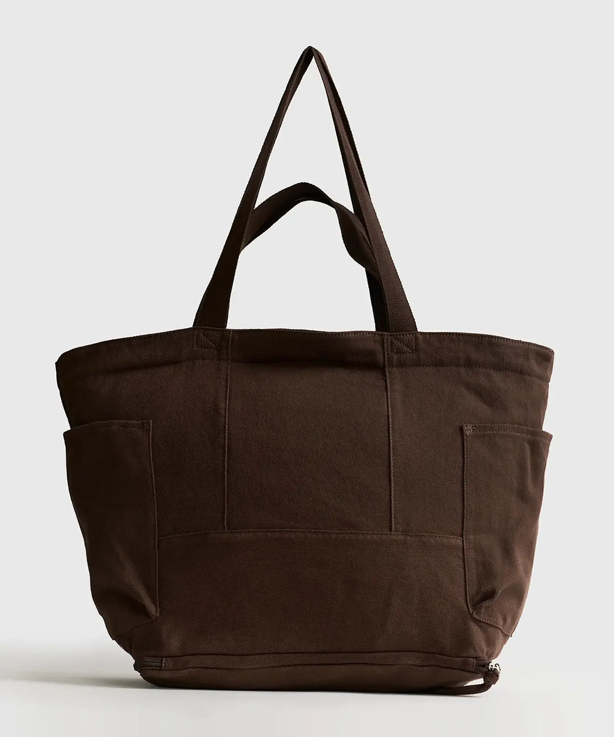 Bolso Playero Antiarena de Lounge color marrón, con múltiples bolsillos y asas para llevar. Ideal para la playa.