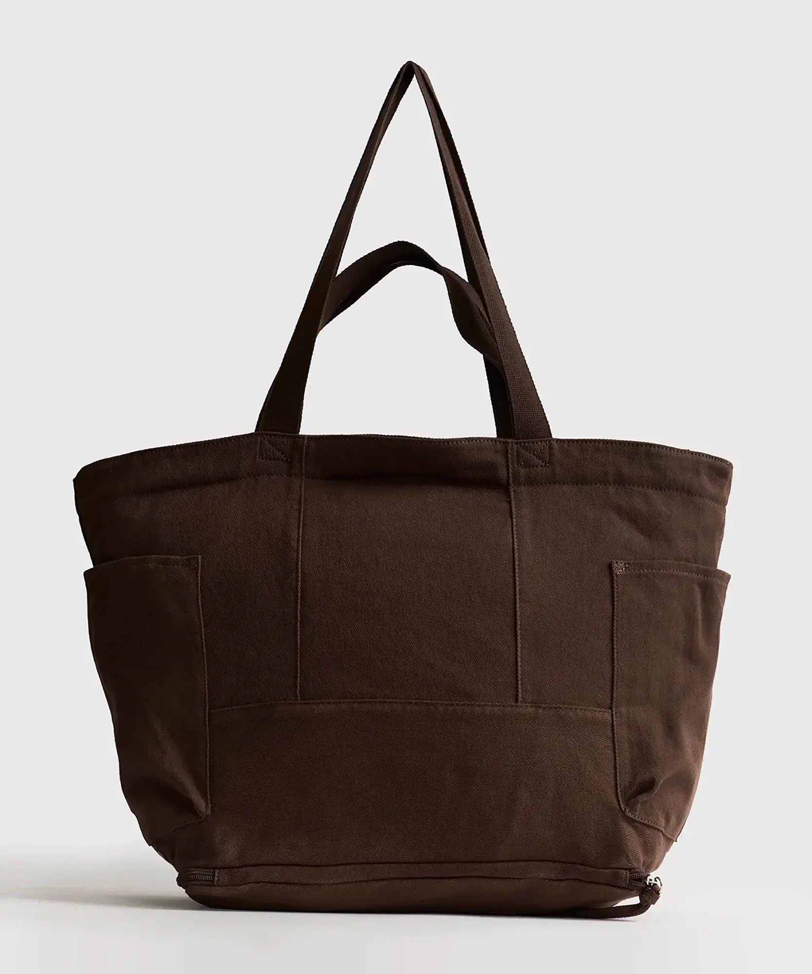 Bolso Playero Antiarena de Lounge color marrón, con múltiples bolsillos y asas para llevar. Ideal para la playa.