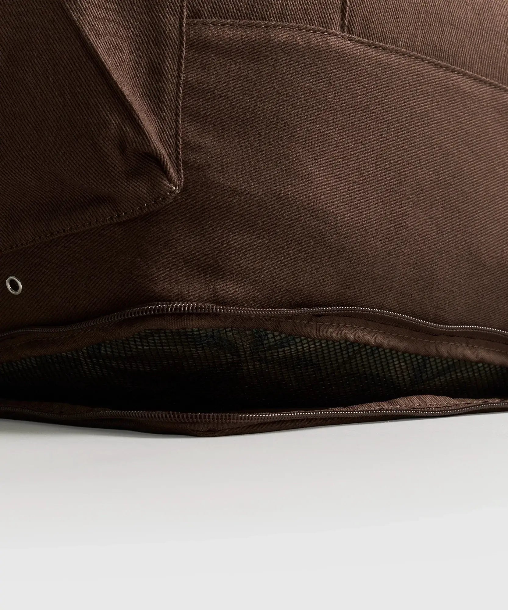 Bolso Playero Antiarena de Lounge mostrando detalle de la base con malla antiarena para una mejor funcionalidad.