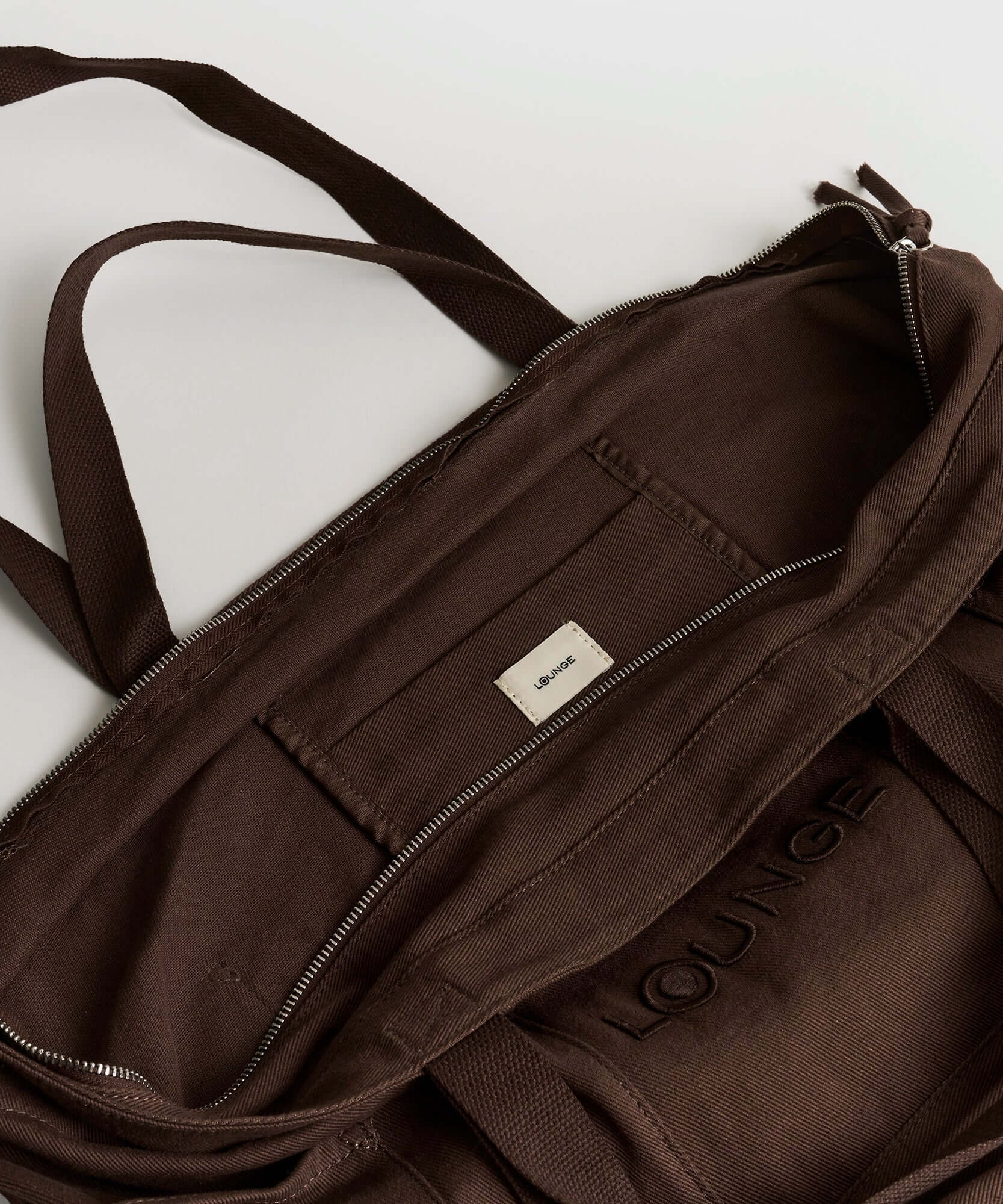 Bolso Playero Antiarena de Lounge, interior amplio con bolsillos y malla antiarena, ideal para la playa.