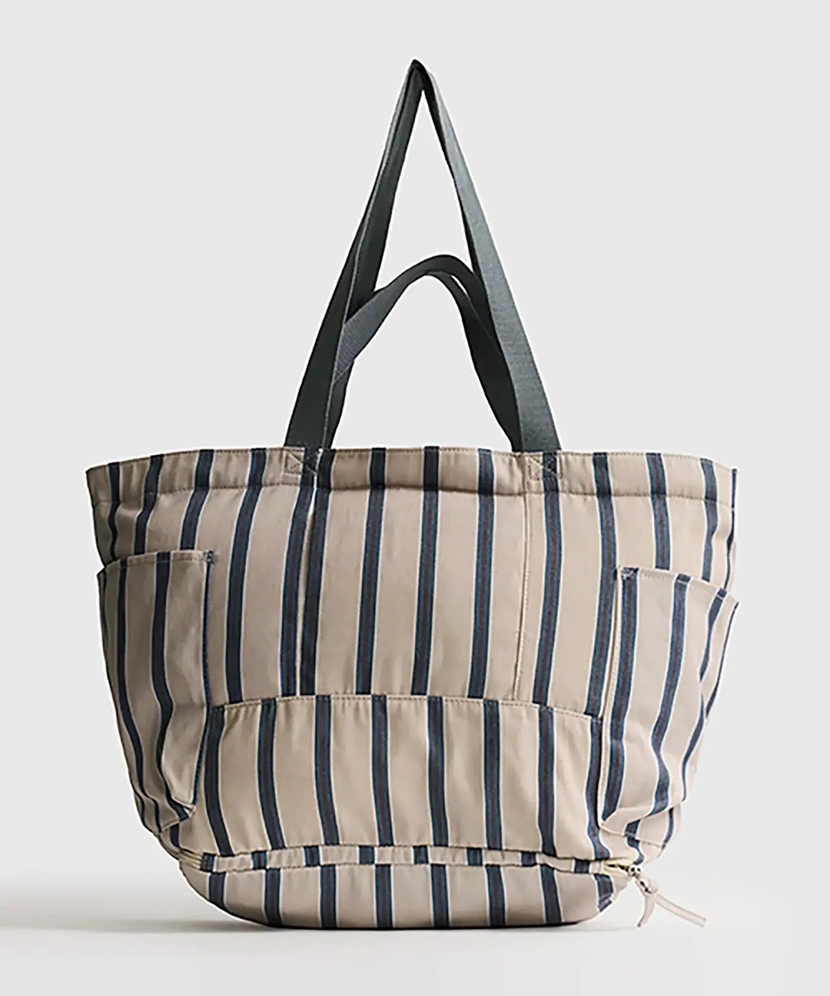Bolso Playero Antiarena de Lounge con múltiples bolsillos y diseño a rayas, ideal para la playa.