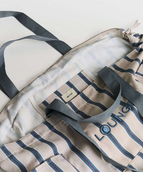 Bolso Playero Antiarena de Lounge, diseñado con múltiples bolsillos y malla antiarena para una mejor organización.
