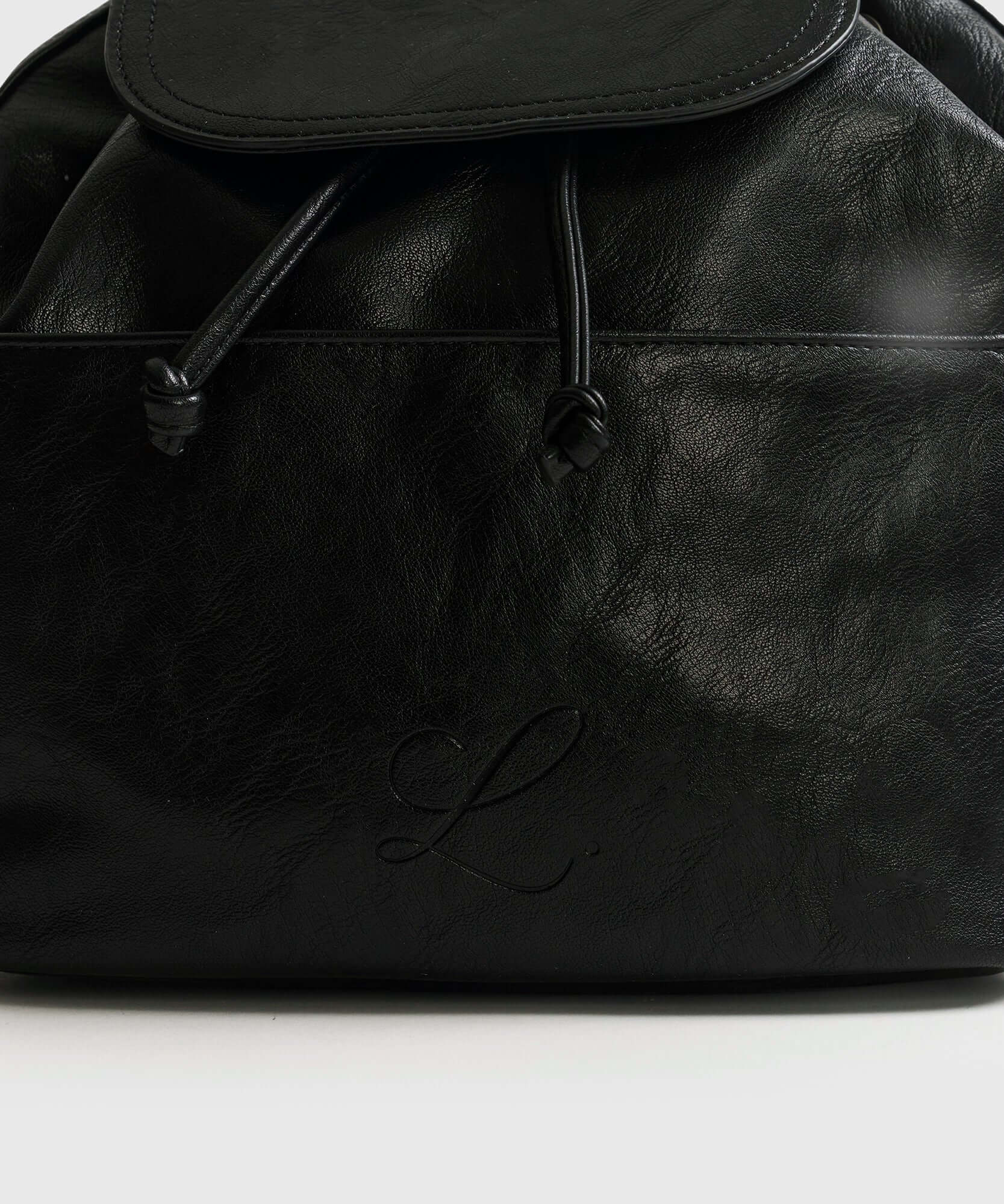 Mochila Icons Woman de Lounge, mochila mediana negra con bolsillo frontal y cierre magnético.