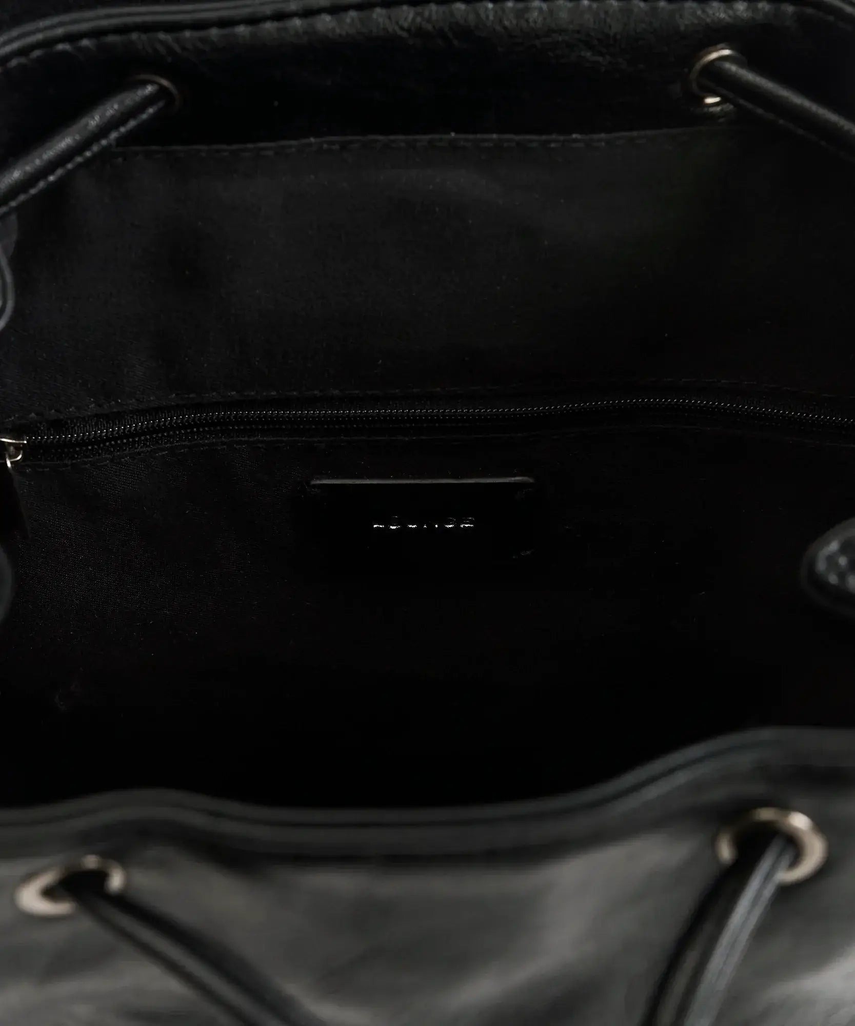 Interior view of the Lounge Mochila Icons Woman, featuring a zipper pocket and open compartments for organization.
