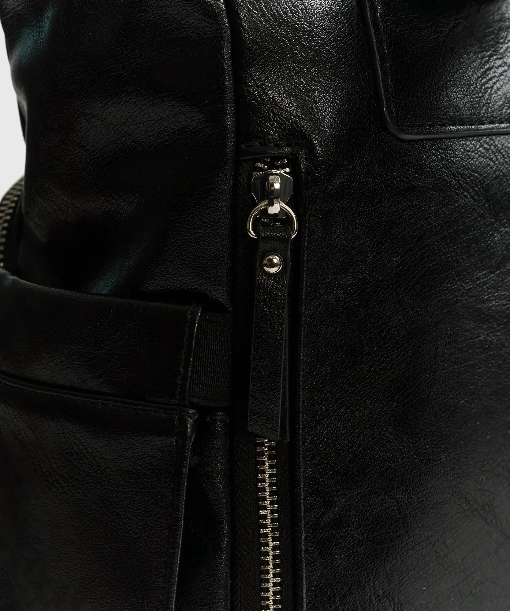 Mochila Notebook Icons Woman de Lounge, detalle de cierre en color negro, diseño elegante y funcional.