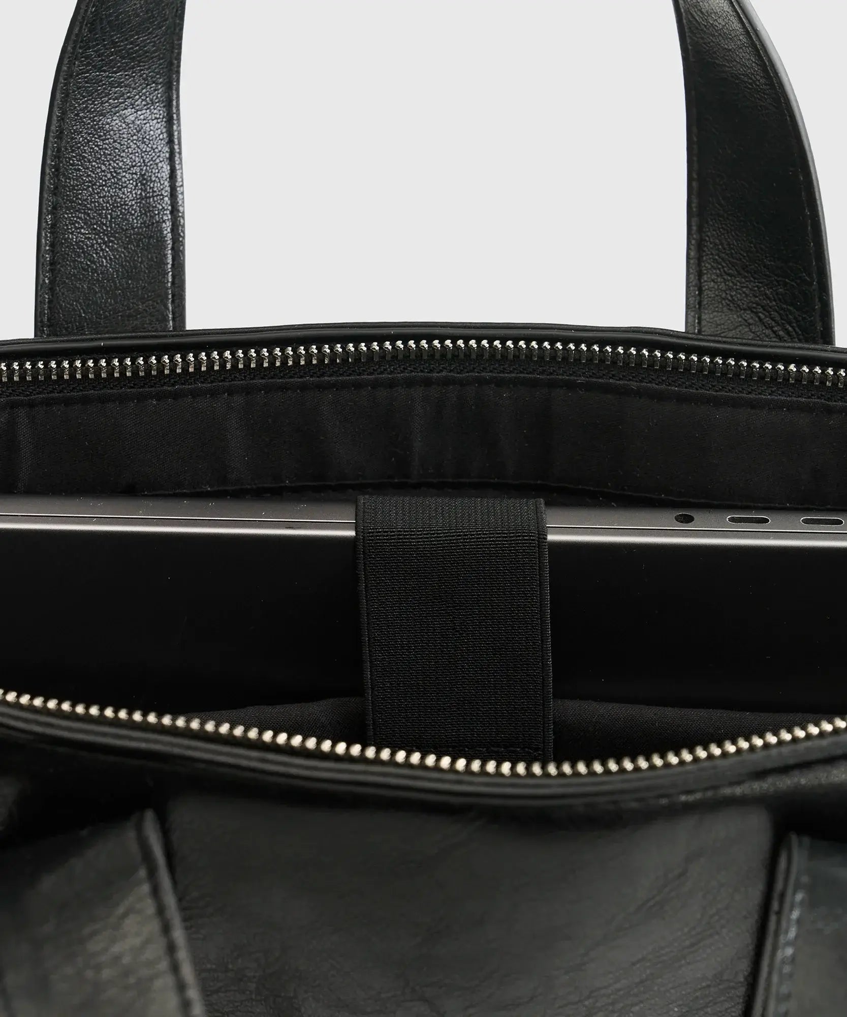Interior view of Mochila Notebook Icons Woman by Lounge, showing padded compartment for laptop and zipper details.