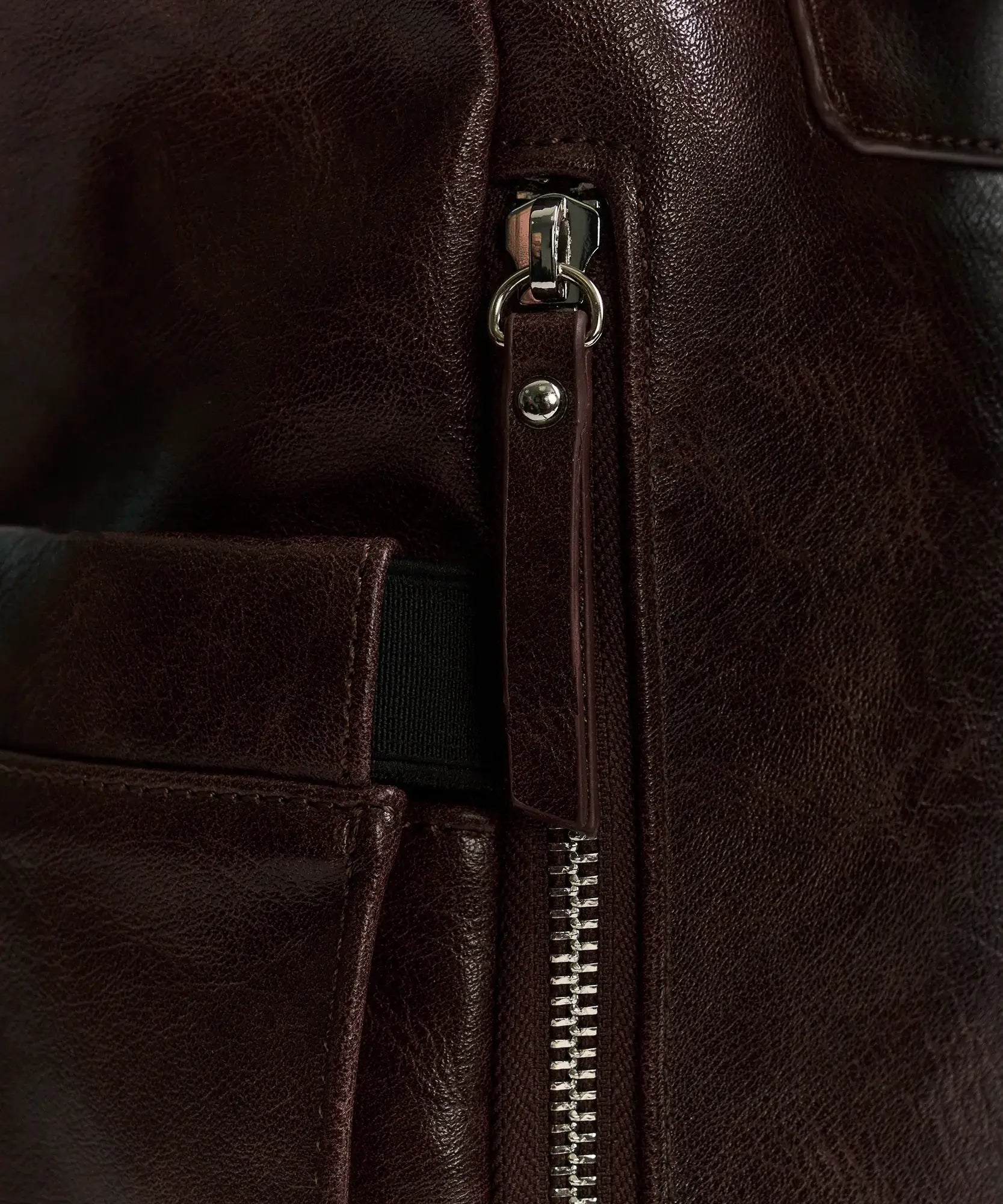 Cierre y detalle de bolsillos de la mochila Notebook Icons Woman de Lounge, color marrón, piel sintética.