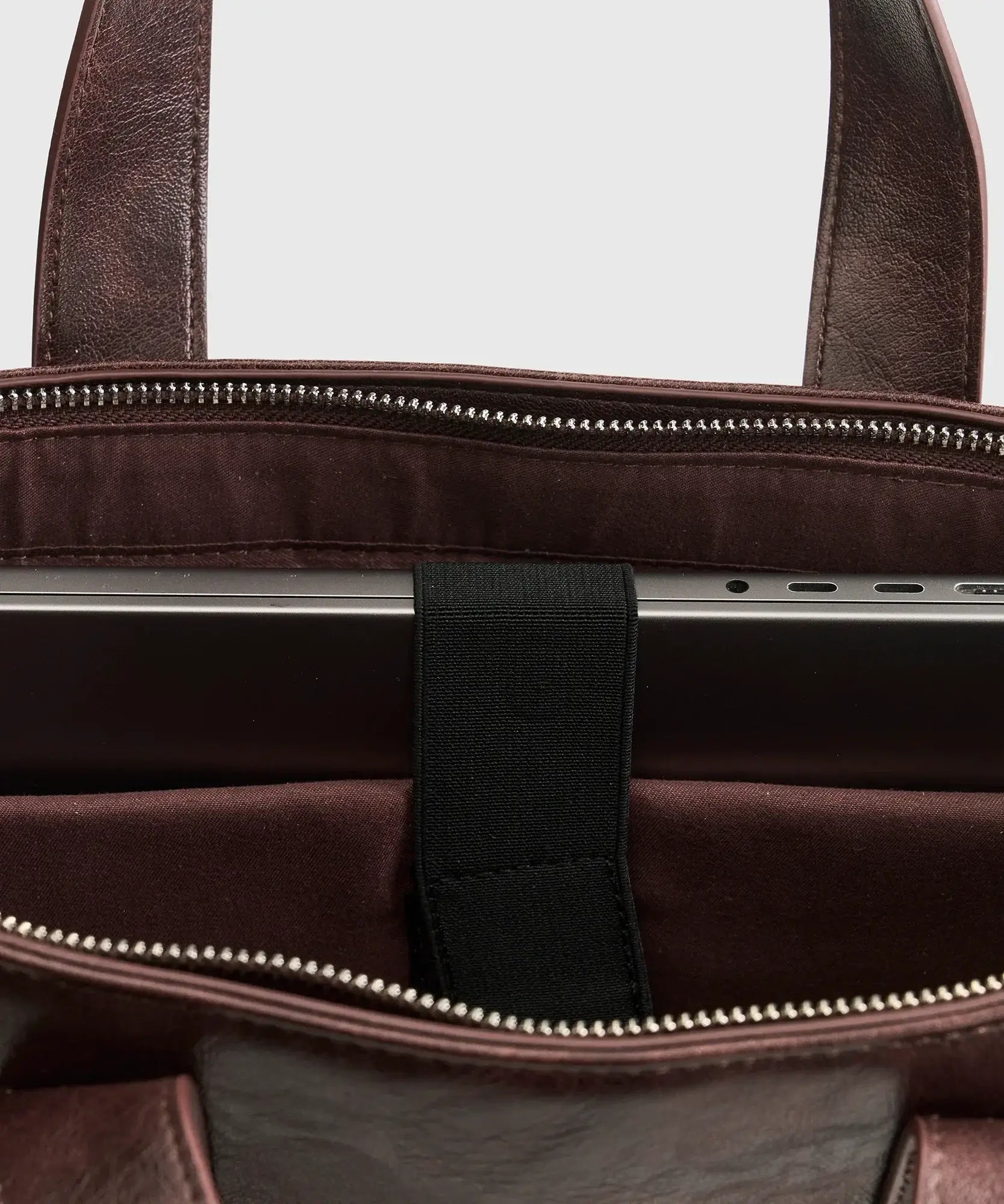 Interior view of Mochila Notebook Icons Woman by Lounge with laptop compartment and zip closure.