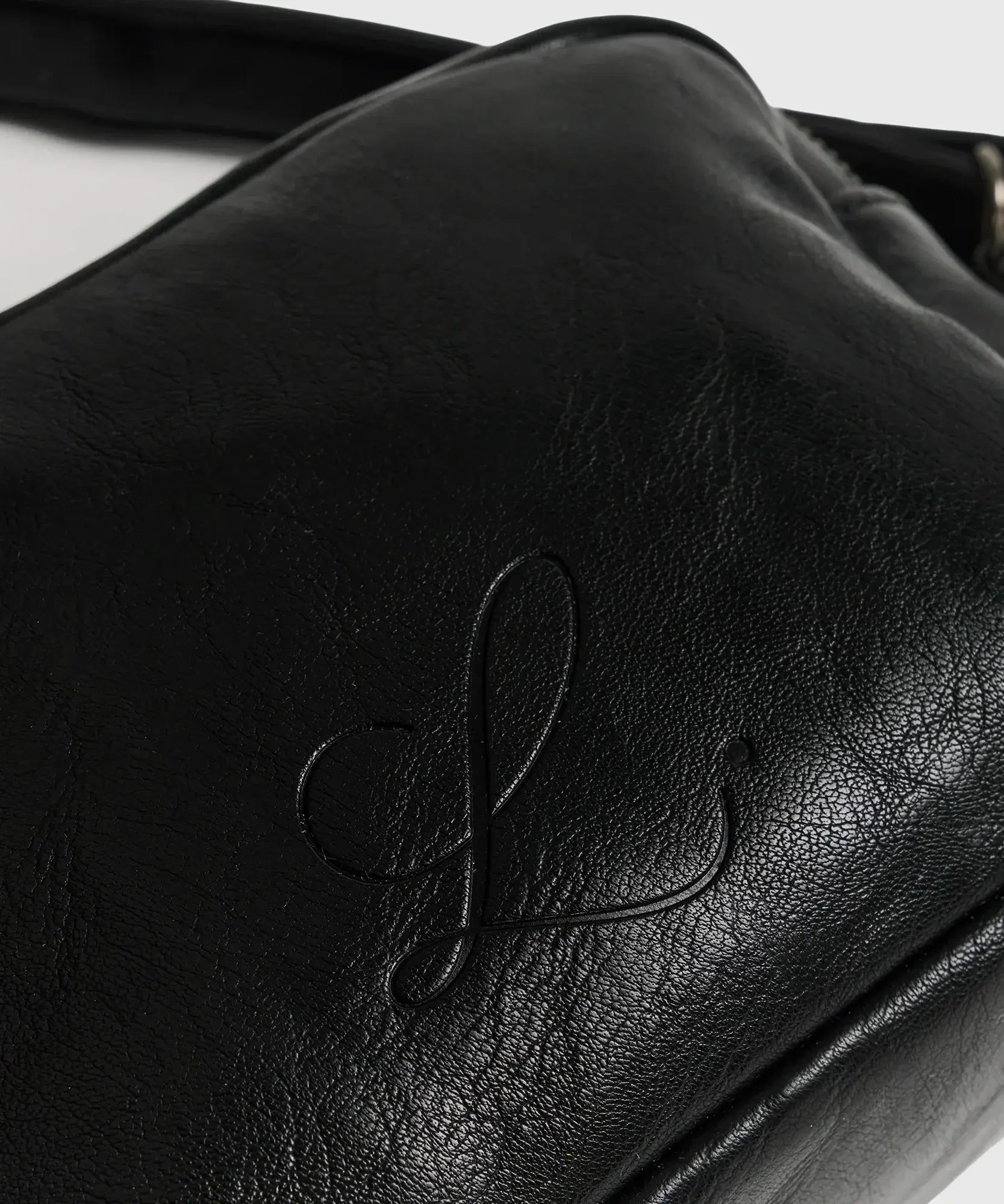 Cartera Bandolera Icons Woman de Lounge, pequeña y elegante, con diseño de cuero negro destacado.