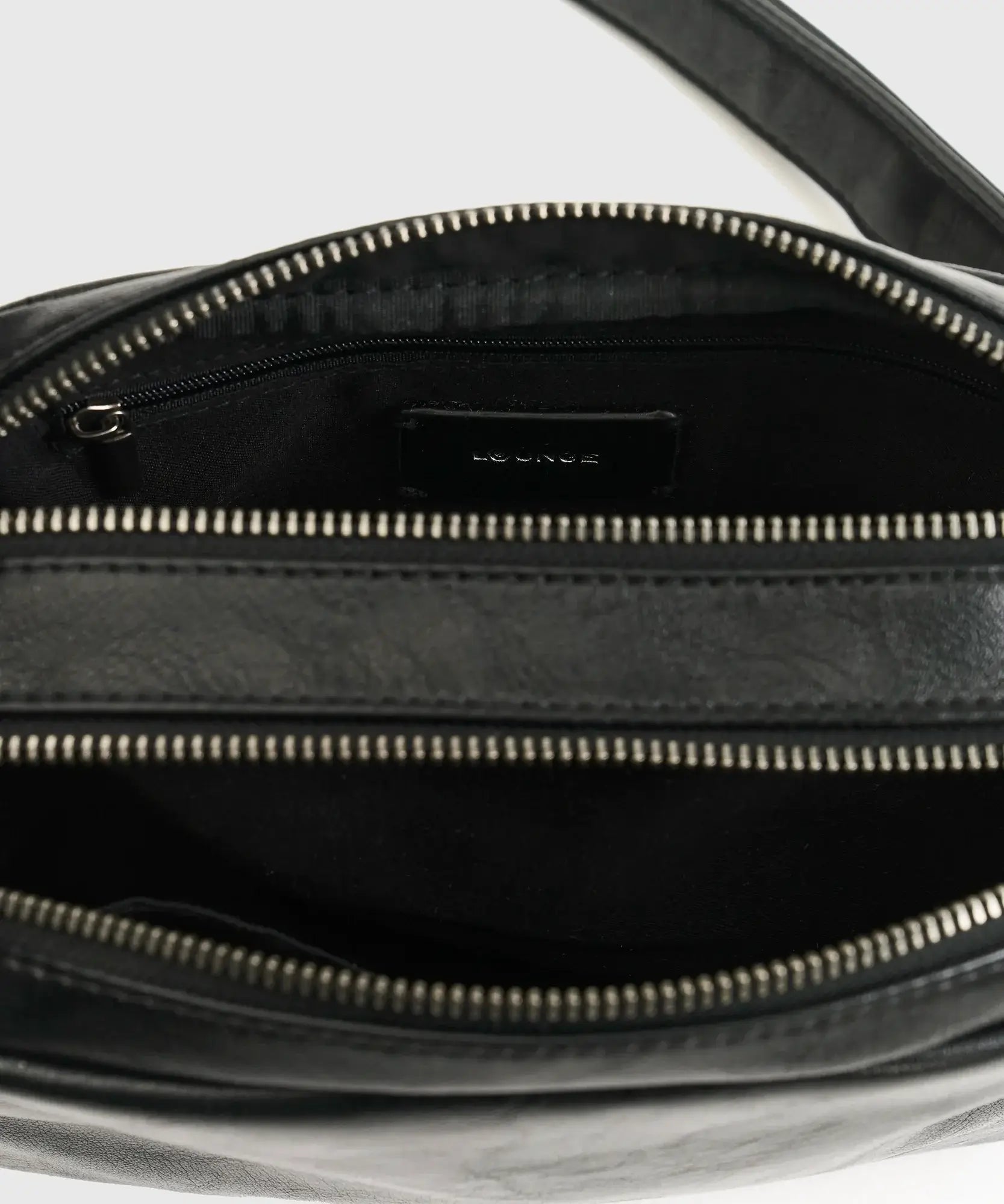 Interior view of Cartera Bandolera Icons Woman by Lounge with compartments and zipper.