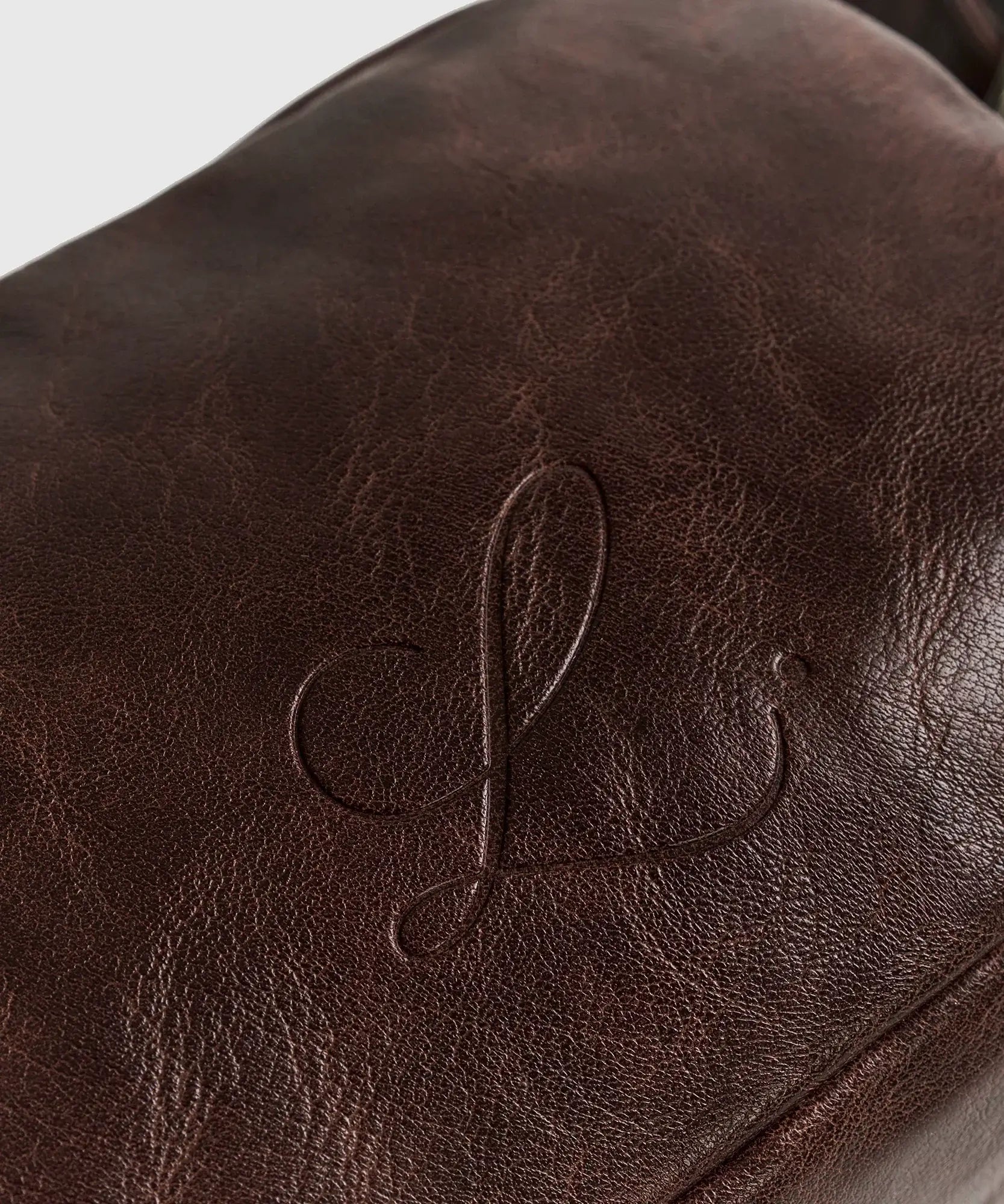 Cartera Bandolera Icons Woman de Lounge con diseño de cuero marrón y logotipo elegante en relieve.