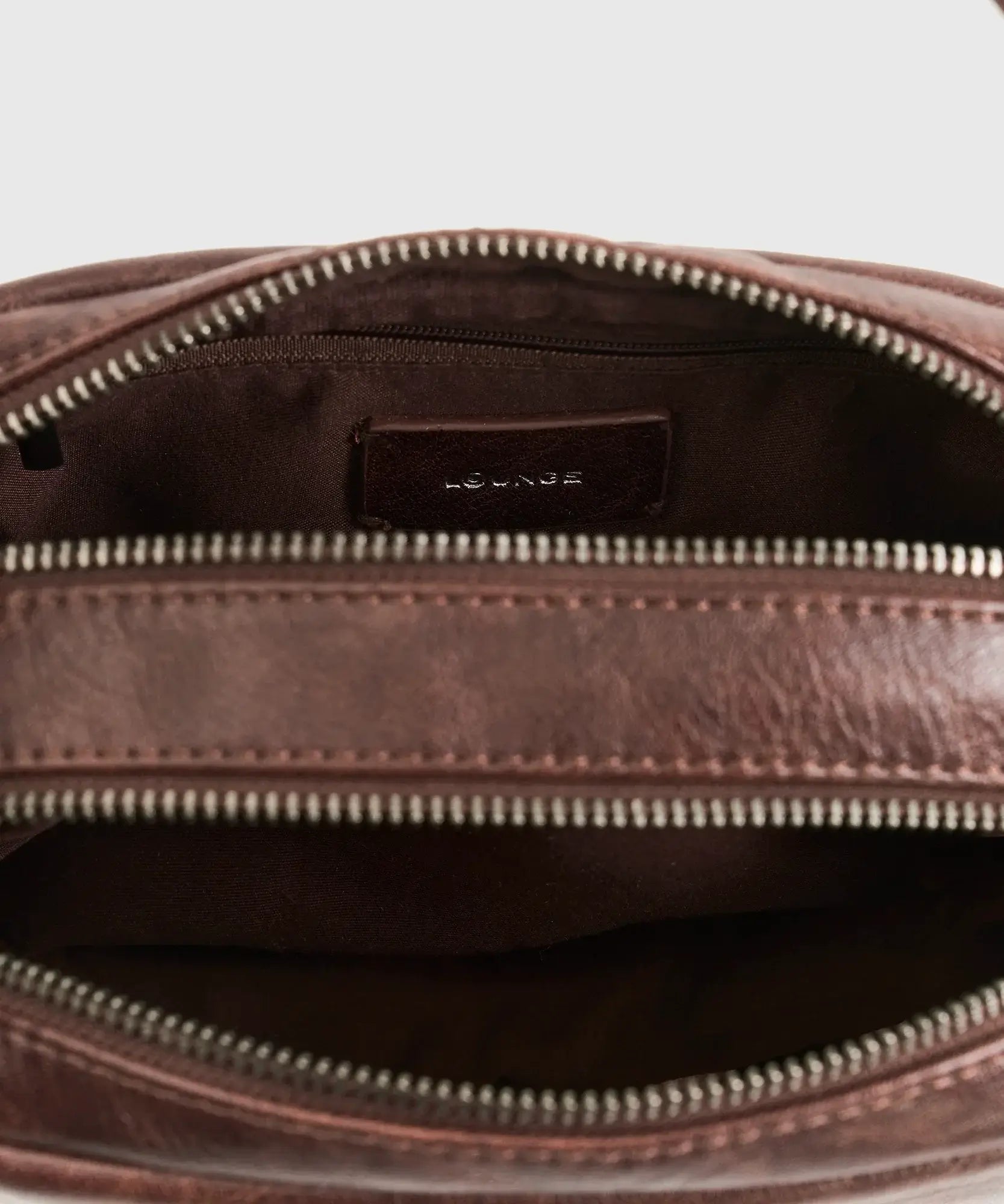Interior view of Cartera Bandolera Icons Woman by Lounge showing zipper pockets and organization compartments.