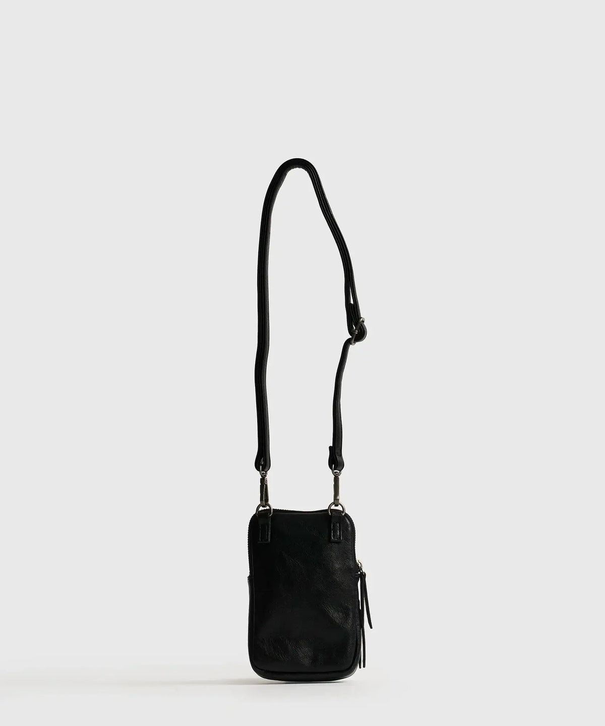 Mini Cartera Icons Woman de Lounge, elegante phone bag negra con strap ajustable y bolsillo frontal.