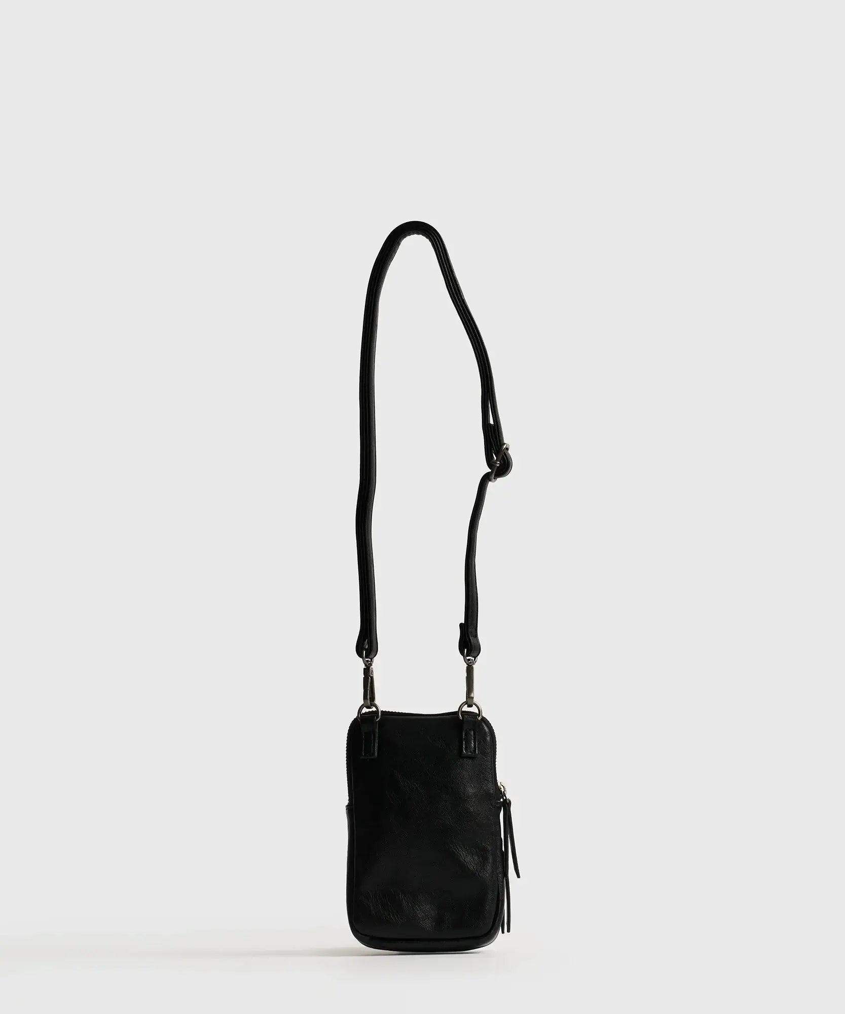 Mini Cartera Icons Woman de Lounge, elegante phone bag negra con strap ajustable y bolsillo frontal.