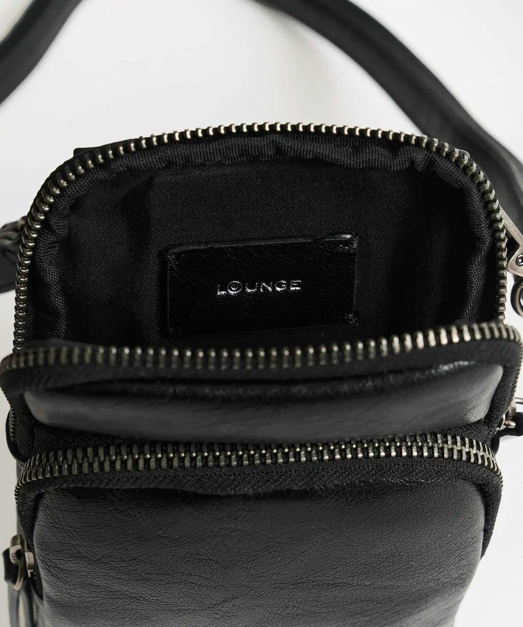 Mini Cartera Icons Woman - interior del bolso de la marca Lounge con compartimento principal y bolsillo frontal.
