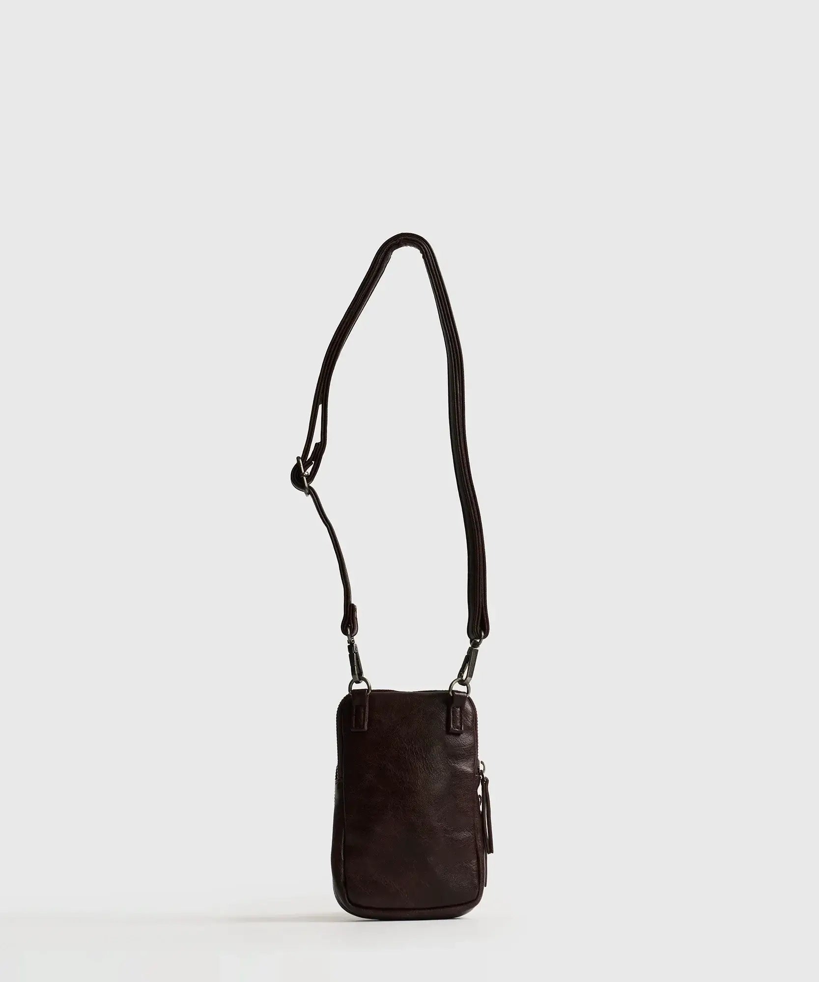 Mini Cartera Icons Woman de Lounge, bolso de teléfono con strap removible y cierre, color marrón.
