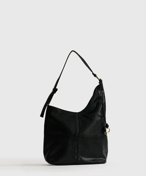 Cartera De Hombro Asimétrica negra de Lounge con asa ajustable y diseño de argollas, ideal para organización.