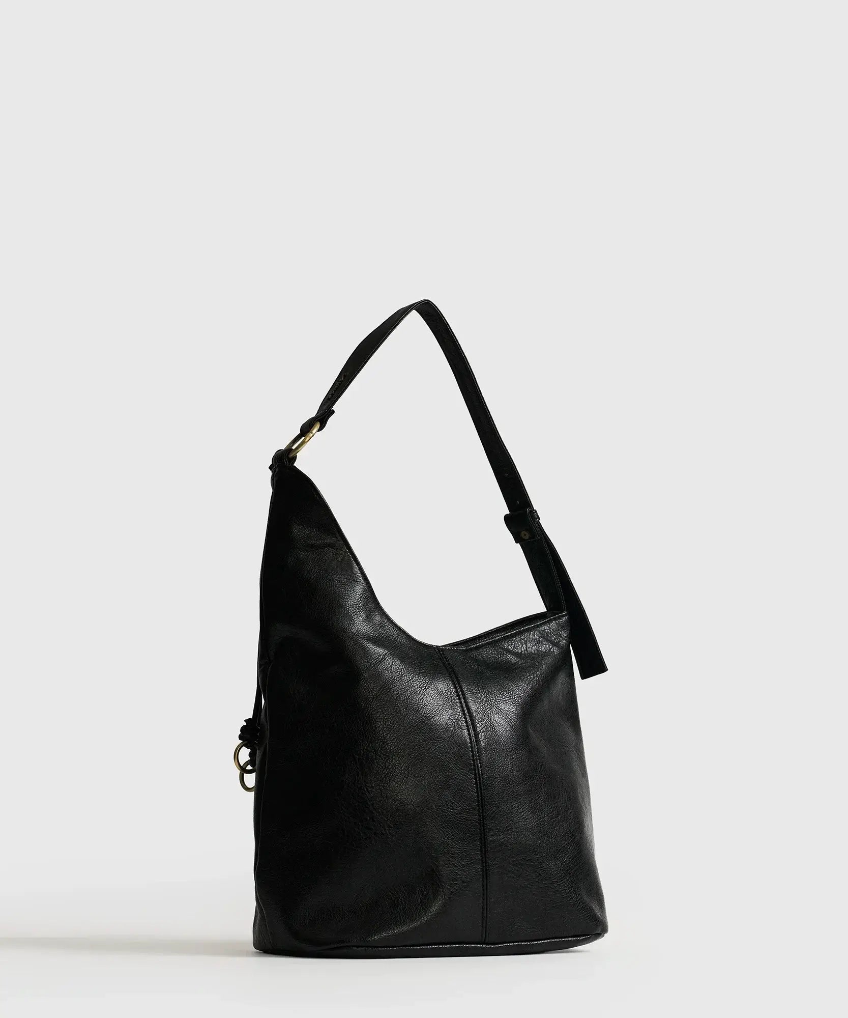 Cartera De Hombro Asimétrica Lounge en color negro con diseño moderno y asa ajustable.