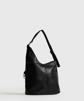 Cartera De Hombro Asimétrica Lounge en color negro con diseño moderno y asa ajustable.